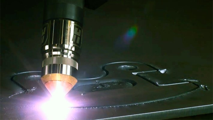 plasma-cutting-metal-sheet